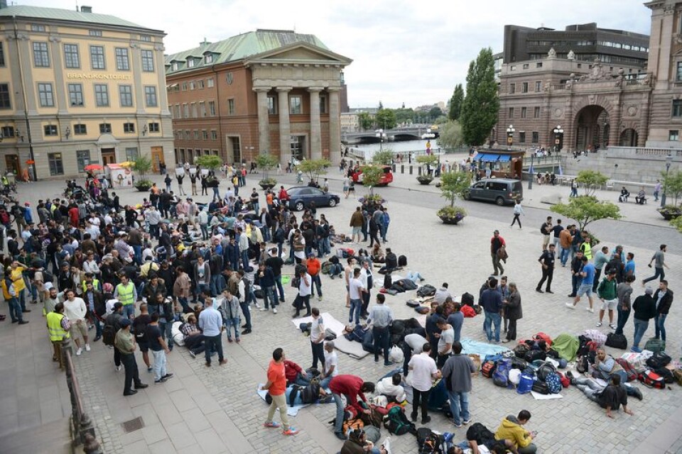 Runt 300 asylsökande och andra samlade på Mynttorget intill riksdagshuset i Stockholm 3 augusti 2016.