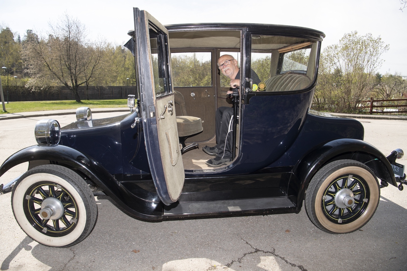 Direkt från elbilens första storhetstid: Detroit Electric Brougham Model 75 från 1918. Erling Carlssons raritet har en toppfart på cirka 40 kilometer i timmen och en räckvidd på tio mil.