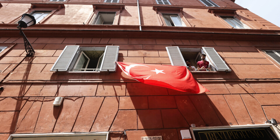 En turkisk flagga i Rom. Turkiet varnar nu för resor till Europa. Arkivbild.