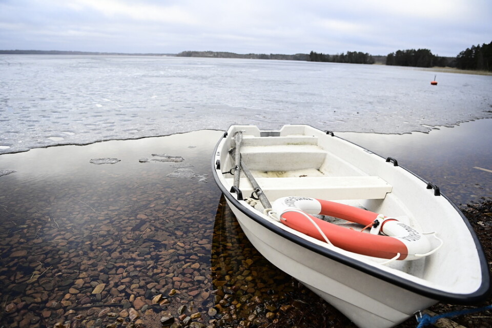 Fyra män, i 65-årsåldern eller äldre, miste livet efter att ha gått genom isen på Vallsjön i Sävsjö kommun.