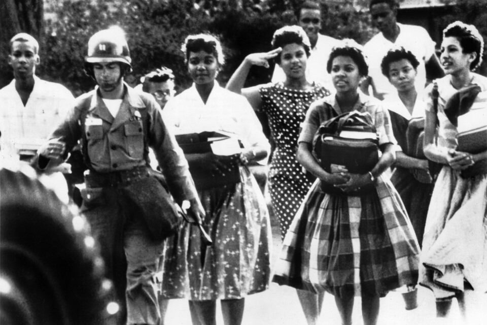 Nio amerikanska studenter som trakasserades av rasister 1957 fick eskorteras till skolan av soldater.