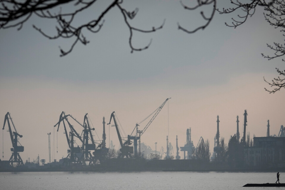Hamnen i den attackerade ukrainska hamnstaden Mariupol, vid Azovska sjön som sitter ihop med Svarta havet. Arkivbild.