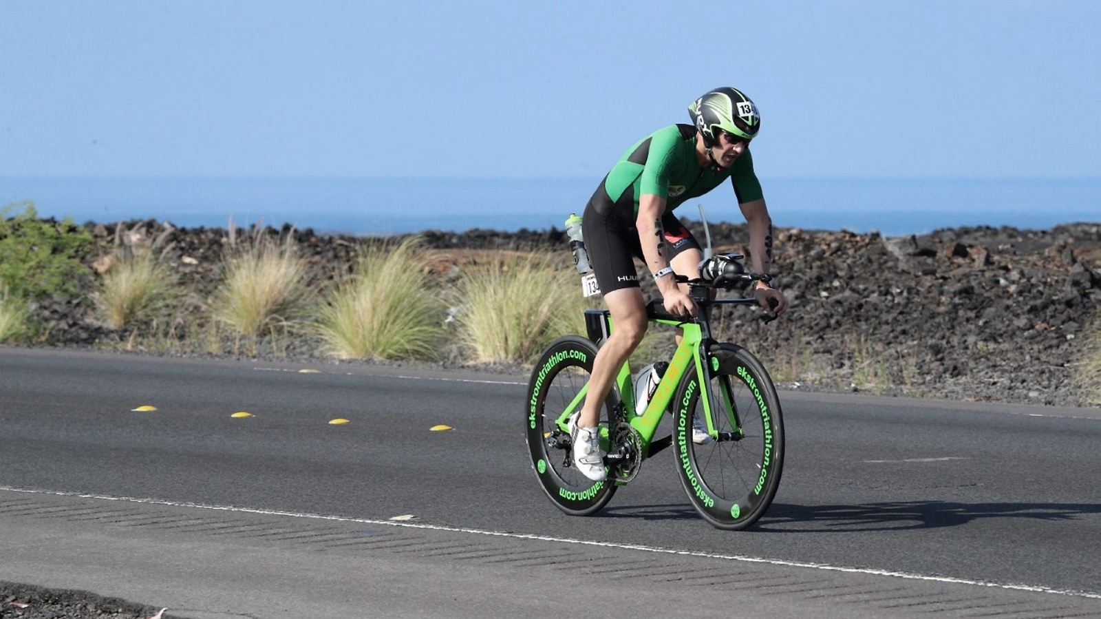 Stark motvind och 1 800 höjdmeter att besegra. Fredrik Ekström ute på lavafälten på Hawaii.