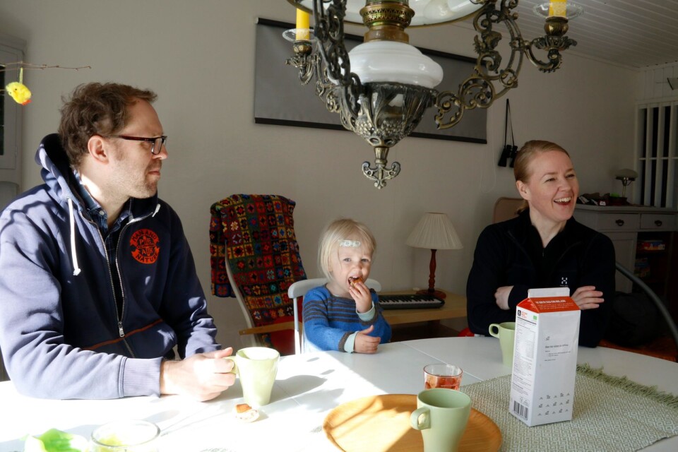Efter snart sju år av sporadiskt letande har Mathias Dahl och Eva Olsson äntligen hittat hem till sin nya tillflyktsort i Hökerum. Sonen Elias är inte sen med att fira med en bulle.