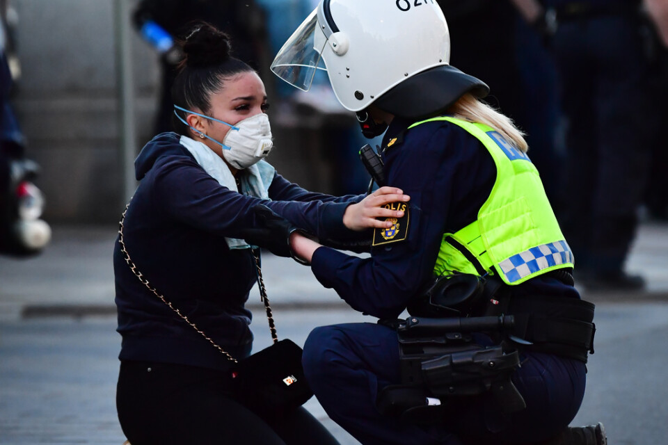 Kravallpoliser stoppar demonstranter vid Norrbro i Stockholm på onsdagskvällen.