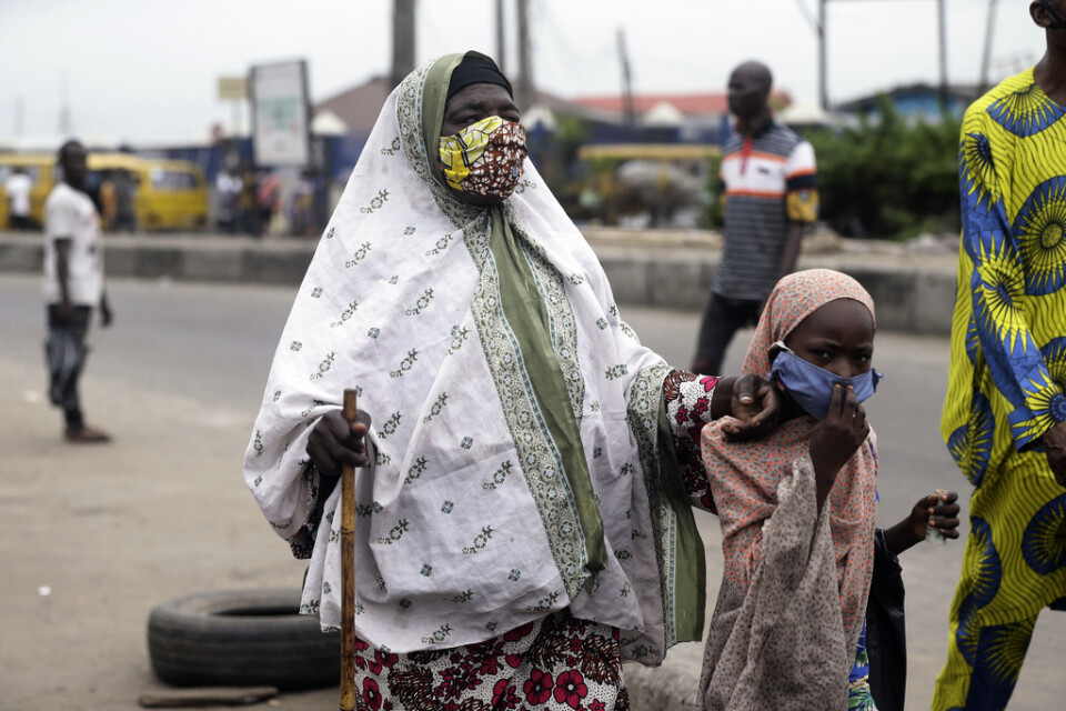 Nigeria lättar på utegångsförbudet i mångmiljonstaden Lagos.