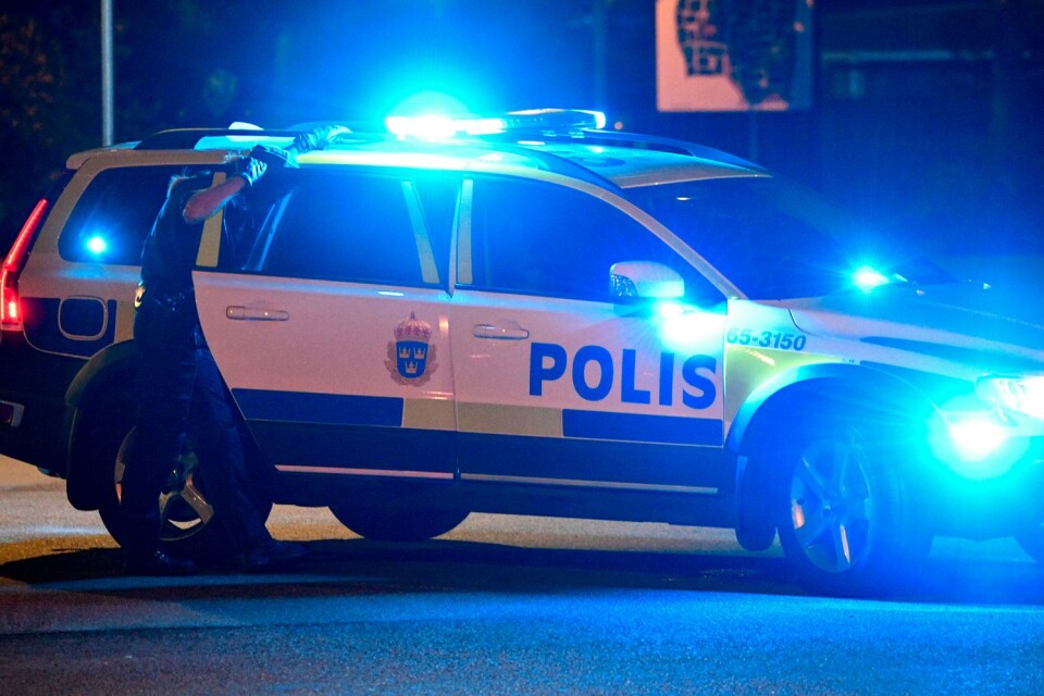 Mannen var stökig på en bank i Ystad och greps misstänkt för ringa narkotikabrott.