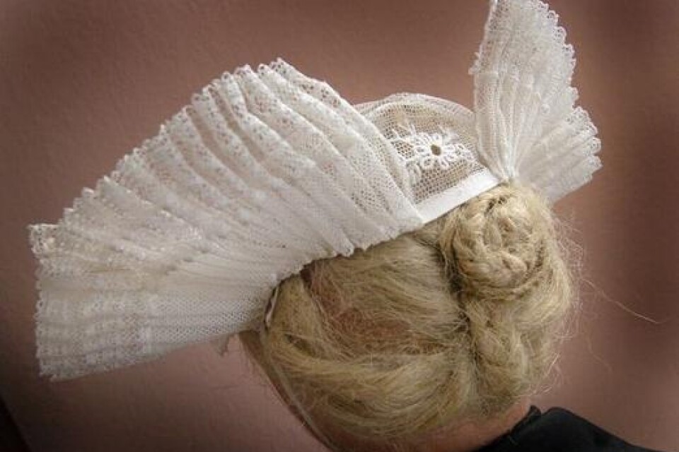 Originalhuvudbonad för den danska kvinnan som ville se vacker ut på 1800-talet. Kvinnohuvudbonaden markerar tydligast var ifrån man kommer. Och när den sista kvinnan tog av sig huvudbonaden började folkdräktstraditionen ebba ut kring 1870-talet.