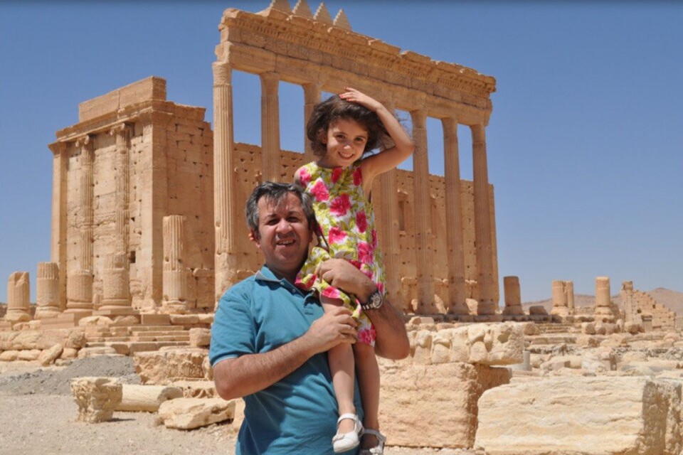 Maamoun Abdulkarim under sitt sista besök vid Bel-templet i Palmyra, tillsammans med sin dotter 2011. Templet förstördes av IS.