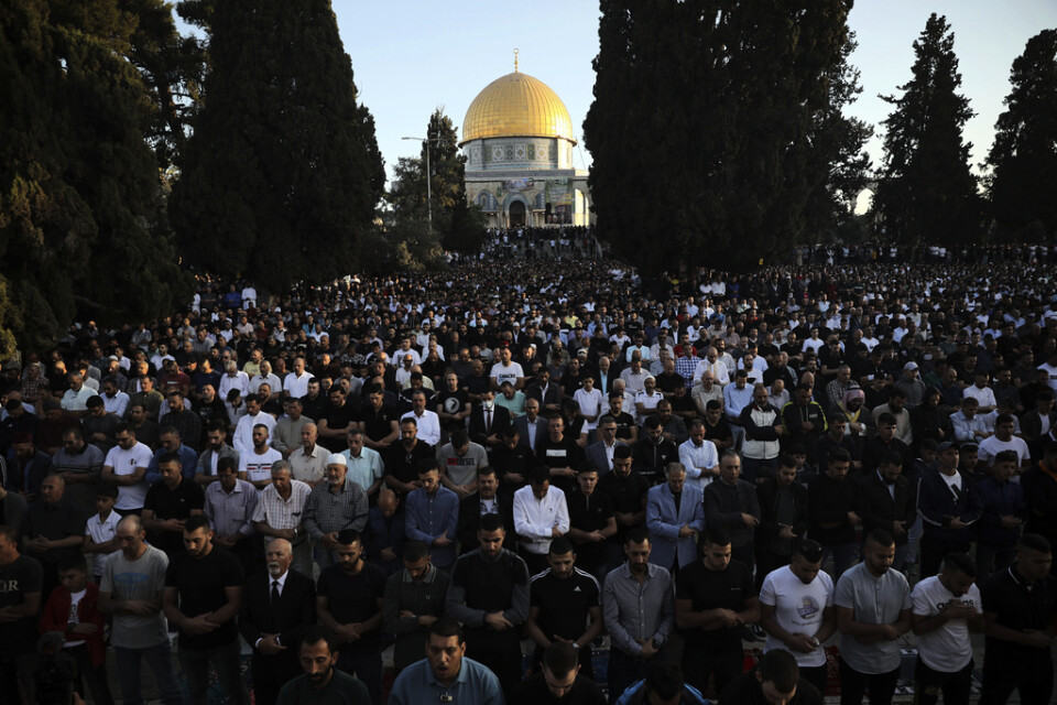Bedjande män under id al-fitr framför al-Aqsamoskén i Jerusalem på torsdagen.