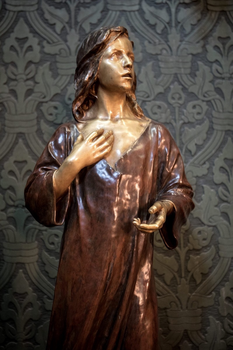 Uttrycksfulla bibliska statyer levandegör historierna i kyrkan. Foto: Jörgen Johansson