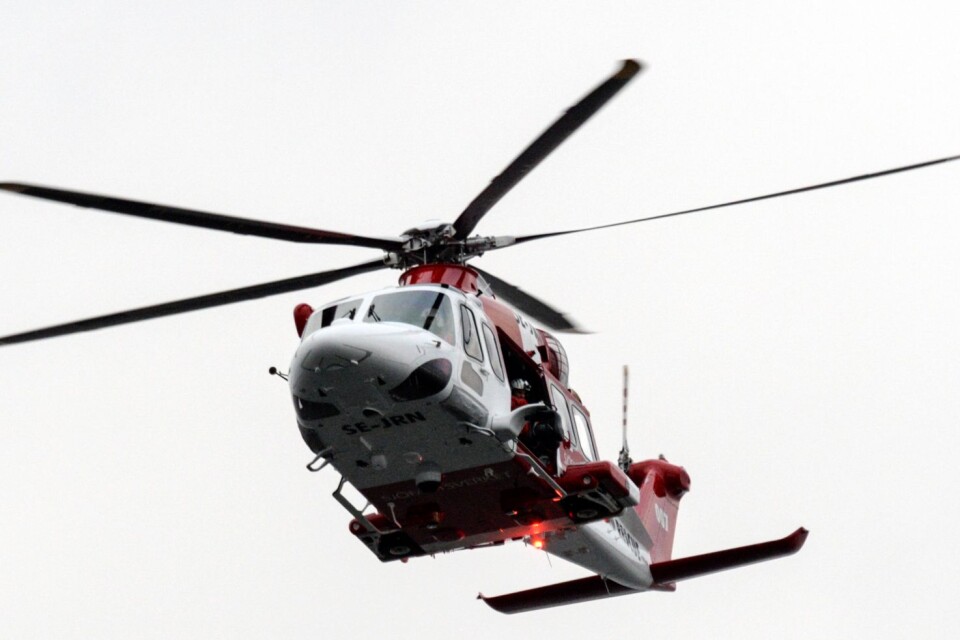 En räddningshelikopter kom för att hämta de två passagerarna.