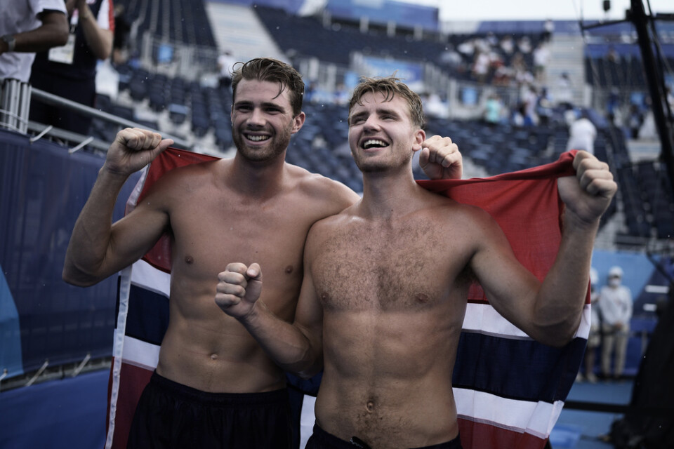 Anders Mol och Christian Sørum firar sitt guld i beachvolley.