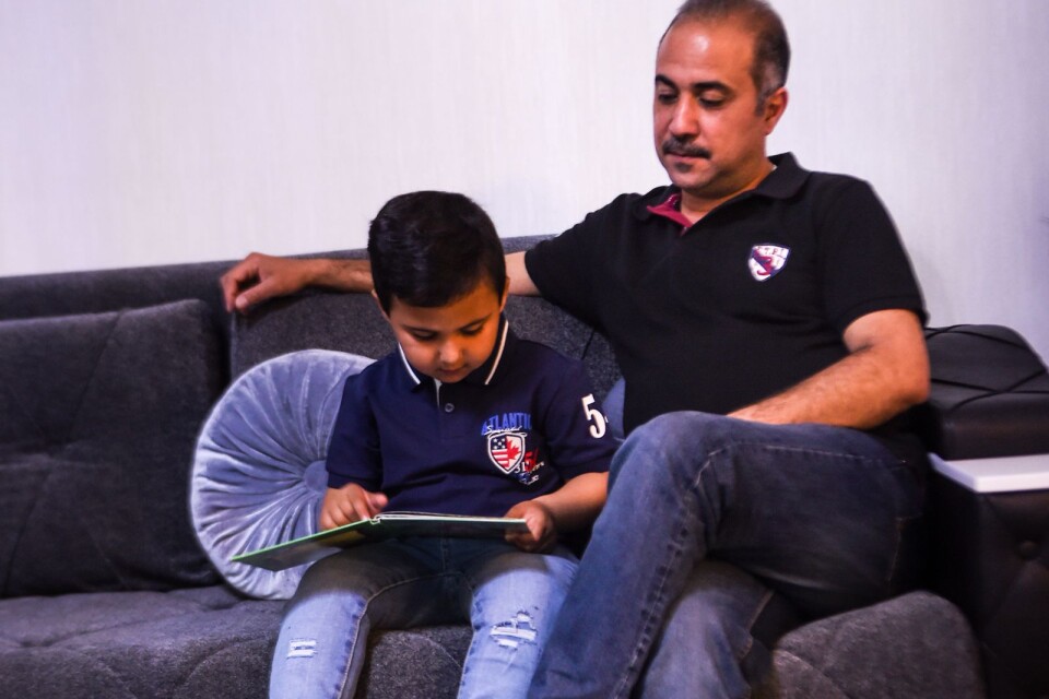 يقول أحمد ، هنا مع ابنه سعيد، إننا نعيش أكثر أمانًا في مجتمع لا يفرق بين المواطنين.