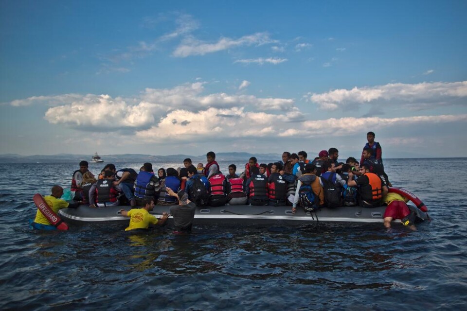 En ettårig pojke har hittats livlös ombord på en gummibåt utanför den grekiska ön Lesbos. Båten, med 56 människor på flykt ombord, hade gått sönder och lämnats på drift. Pojken, vars nationalitet inte har offentliggjorts, fördes till sjukhus där han död