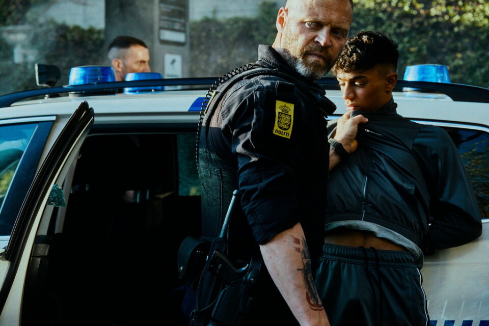 "Shorta" startar med att en ung man dör efter att ha blivit omhändertagen av polisen. Jacob Hauberg Lohmann har en av huvudrollerna i filmen. Pressbild.