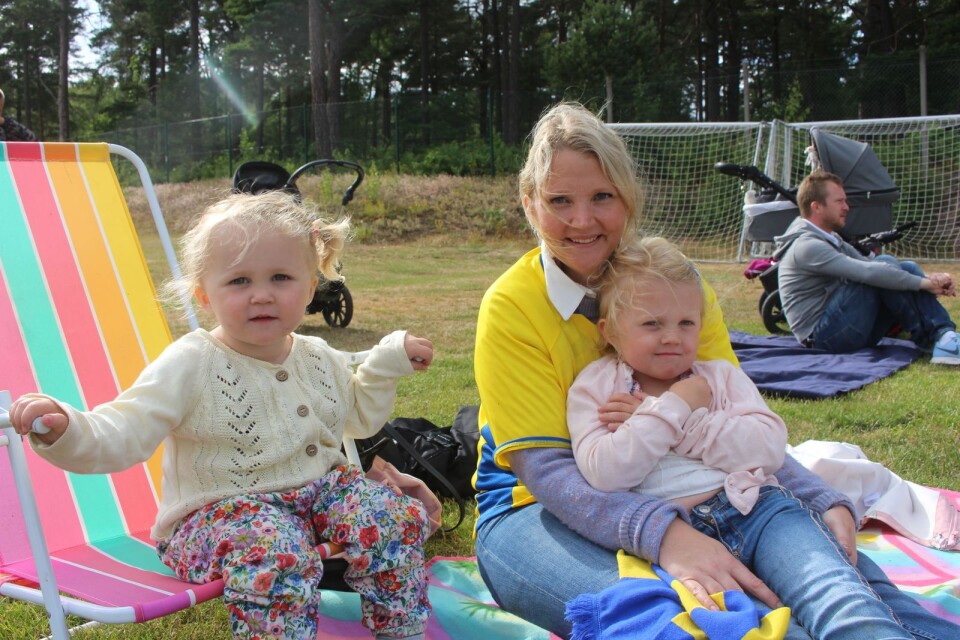 Emmy Åstrand med döttrarna Nora och Lovisa hejade på Sverige från Gröndal.