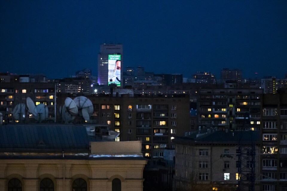 En elektronisk reklamskylt med texten "Tack, läkare" på en kontorsbyggnad i Moskva i lördags.