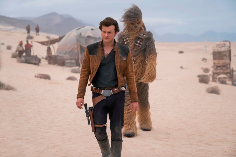 Alden Ehrenreich som Han Solo och Joonas Suotamo som Chewbacca i en scen ur ”Solo: A Star Wars story”.