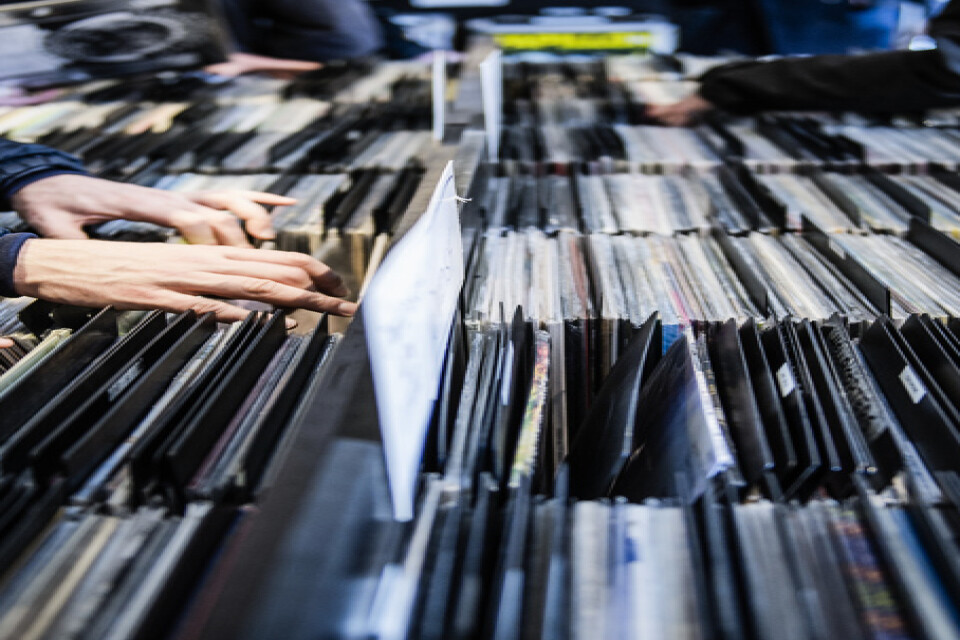 Kunder bläddrar bland vinylskivor i skivbackar i Pet Sounds skivaffär på Södermalm i Stockholm, men frågan är hur många som vet att lp-skivan inte är särskilt miljövänlig. Arkivbild.