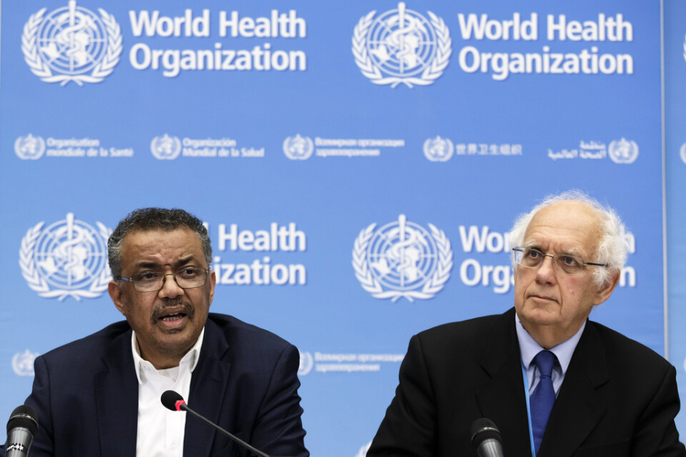 WHO:s generalsekreterare Tedros Adhanom Ghebreyesus (till vänster) och ordföranden i WHO:s nödkommitté Didier Houssin.