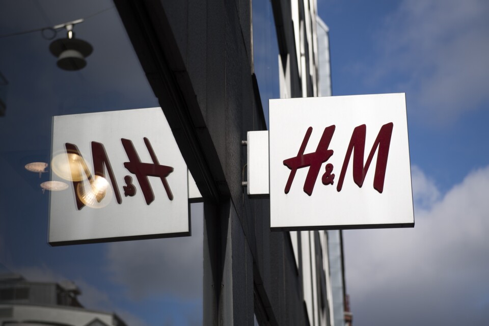 H&M plockar tillfälligt ner skylten i ännu ett land. Arkivbild.