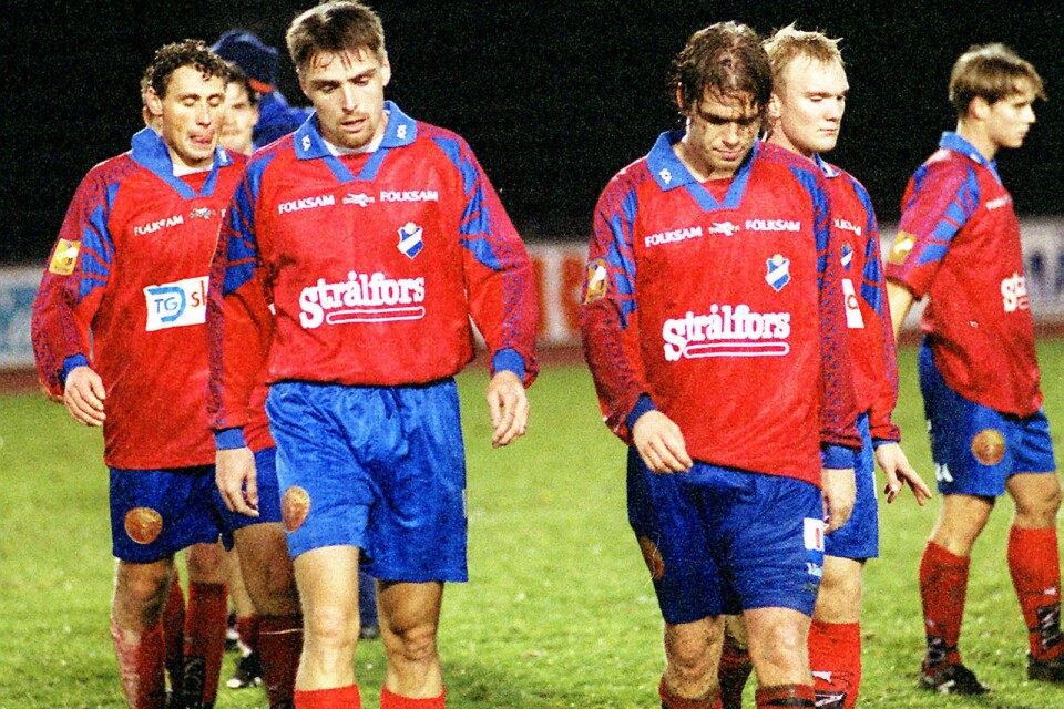 Inte bara glädje. Andreas Ottosson, Christer Thor, Lasse Johansson, Anders Blomqvist och Daniel Pettersson lämnar Värendsvallen och allsvenskan 1998 och vandrar ner i division 1.