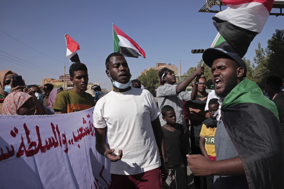 Tusentals demonstranter har samlats i Khartum och Omdurman i protest mot kuppledare och återinsatte premiärministern.