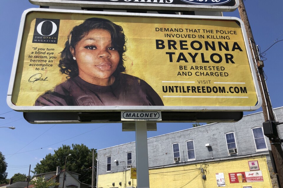 Programledaren, skådespelaren och entreprenören Oprah Winfrey, har beställt 26 reklamtavlor med ett foto på Breonna Taylor, som sköts till döds under ett polisingripande i mars.