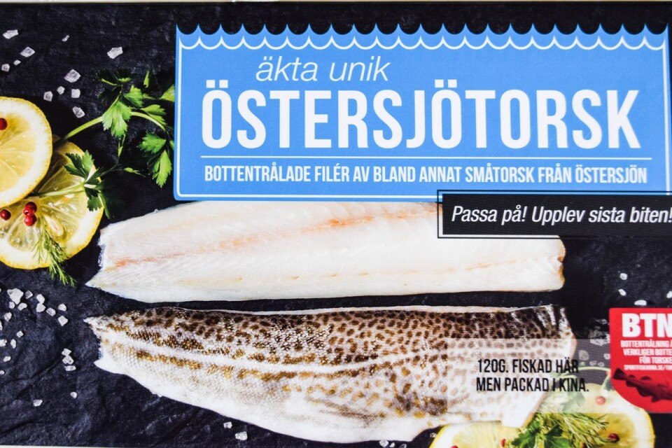 Med ett paket fisk hoppas Sportfiskarna väcka uppmärksamhet kring Östersjötorsken.