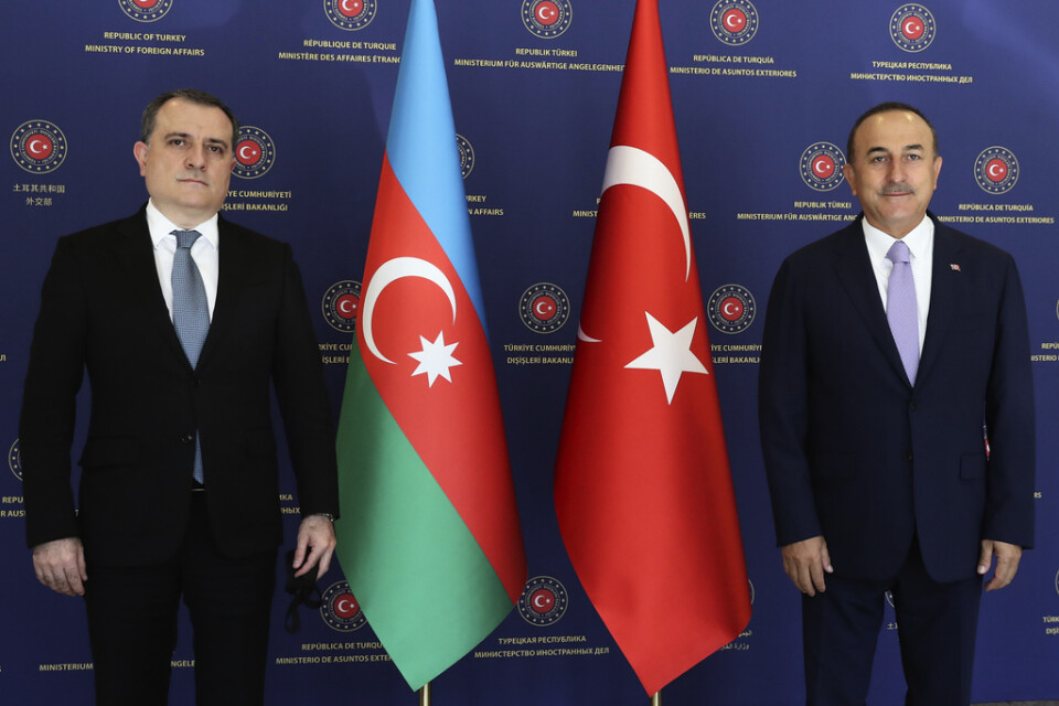Turkiets utrikesminister Mevlüt Cavusoglu, till höger, och Azerbajdzjans utrikesminister Jeyhun Bayramov under ett tidigare möte i Ankara, i augusti.