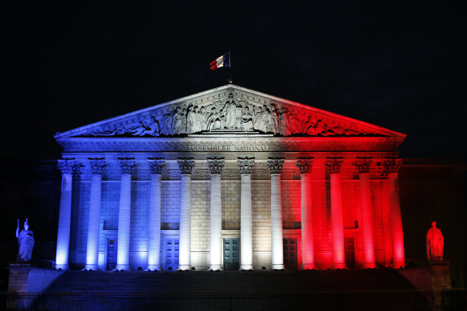 Nationalförsamlingen, på bilden upplyst i franska flaggans färger. Arkivbild.