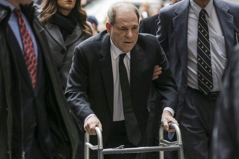 Harvey Weinstein anländer till rätten i New York. Han står åtalad för våldtäkt och sexuellt övergrepp och rättegången väntas pågå i sex veckor.