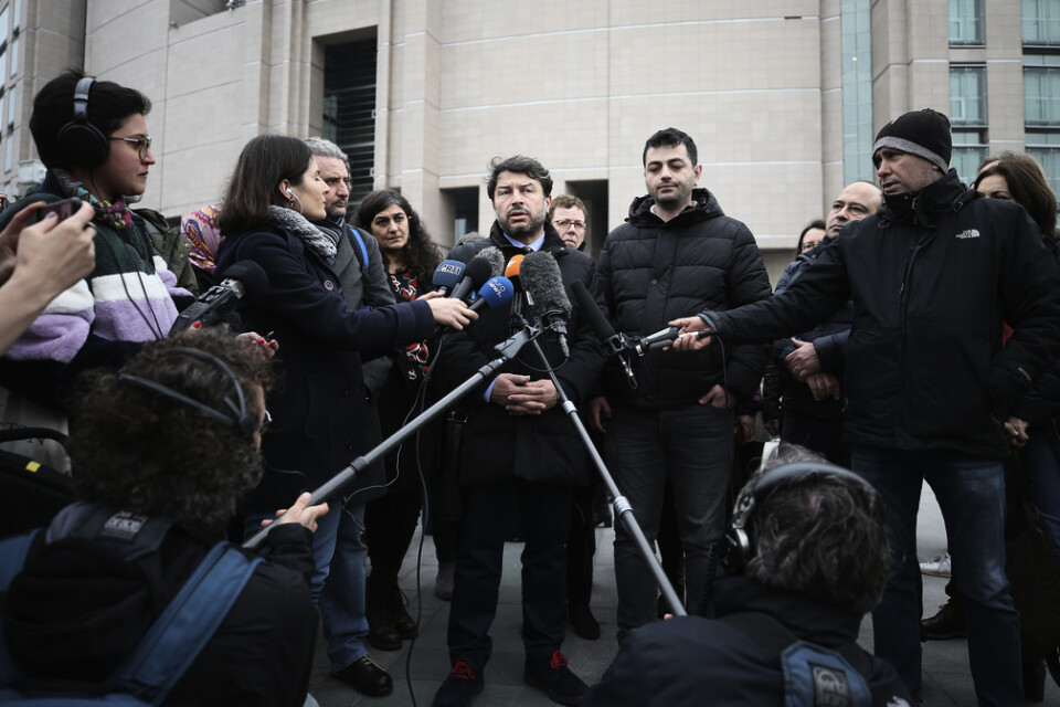 Taner Kilic framför domstolen i Istanbul 2020. Arkivbild.