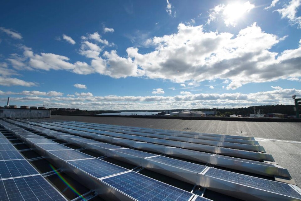 Forskare i Lund har tagit första steget mot ett betydligt billigare och miljövänligare sätt att framställa solceller. Utmaningen är att använda sig av järn i stället för det ovanliga grundämnet rutenium för att fånga in energin från solljuset. - Många a