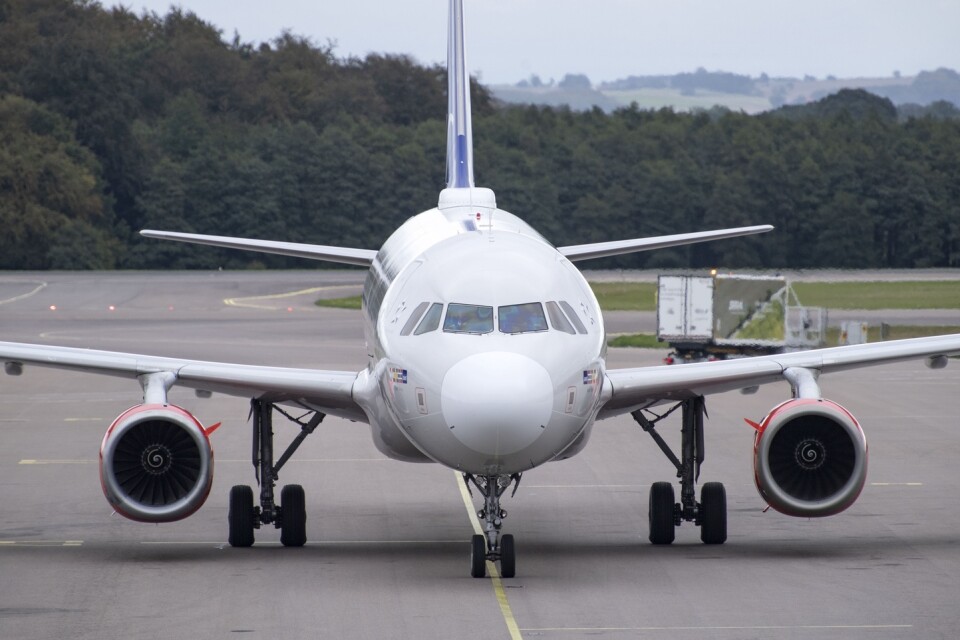Coronapandemin har slagit hårt mot flygbranschen och flygplanstillverkaren Airbus justerar ned sina produktionsplaner för de kommande två åren kraftigt. Skandinaviska SAS flyger Airbus-plan. Arkivbild.