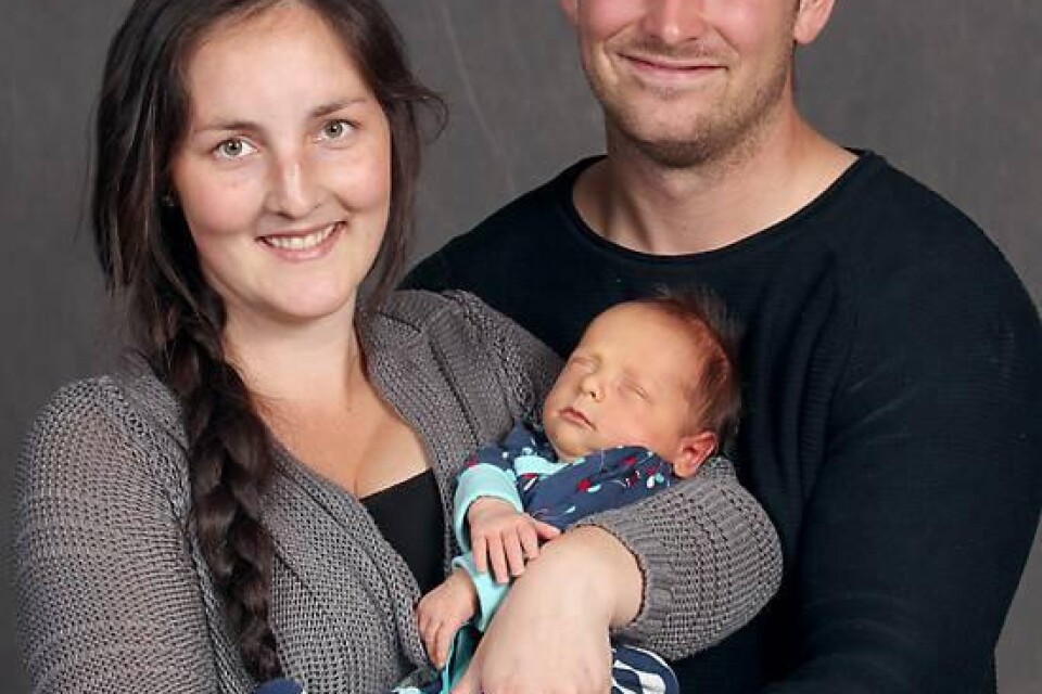 Josefine Lundin och Tim Kullman, Nättraby, fick den 29 april en son, Harry, som vägde 3 300 g och var 51 cm.