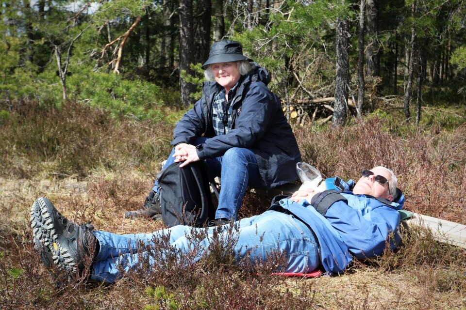 Marita Nilsson och Kenneth Cedergren besöker ofta naturreservatet. Efter fikapausen passade de på att ta en vilostund i solen.