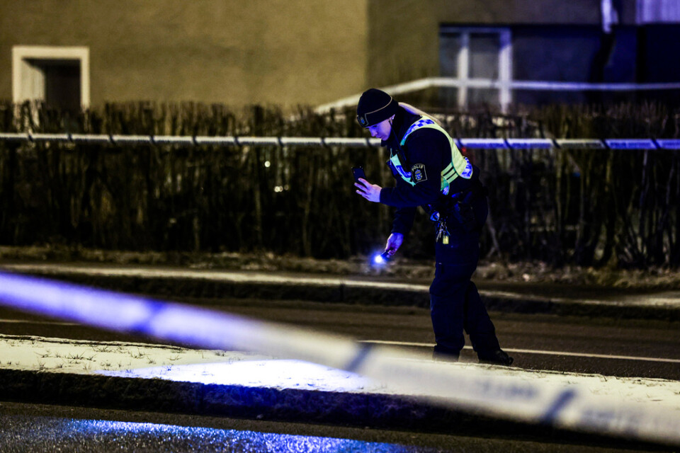 Polis på plats i Vimanshäll i Linköping. En person med skador har hittats efter larm om misstänkt skottlossning.