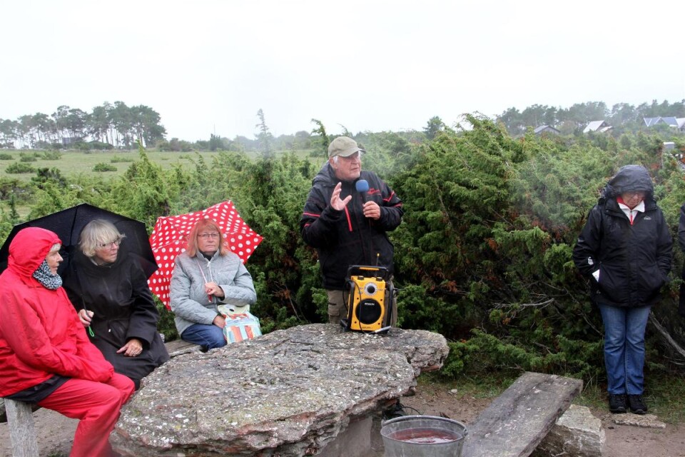 Jan Mikaelsson berättade om stenhistoria och många lyssnade trots det regniga vädret. Foto: Carin Svensson