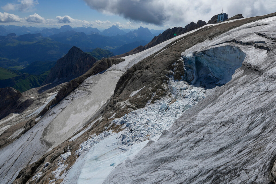 En väldig massa lossnade från glaciären, som har namnet Punta Rocca (ungefär Konspetsen). Bilden är tagen från en räddningshelikopter.