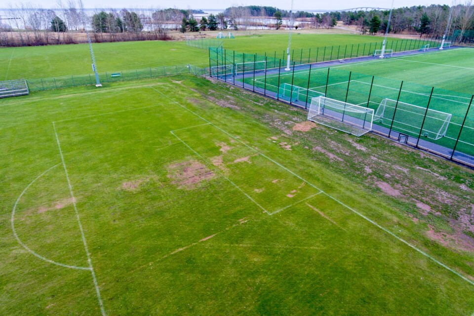 Kalmar kommun har satsat över 13 miljoner kronor på fotbollsanläggningen på Bergaviks IP men trots det så A-planen varit ospelbar vid två kvalmöten under hösten.