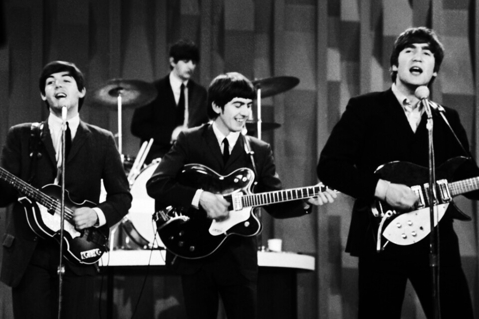 Beatles gör sitt första framträdande på "The Ed Sullivan Show", i USA 1964 och kickar i gång "Beatlemania," som nu blir konst. Arkivbild.