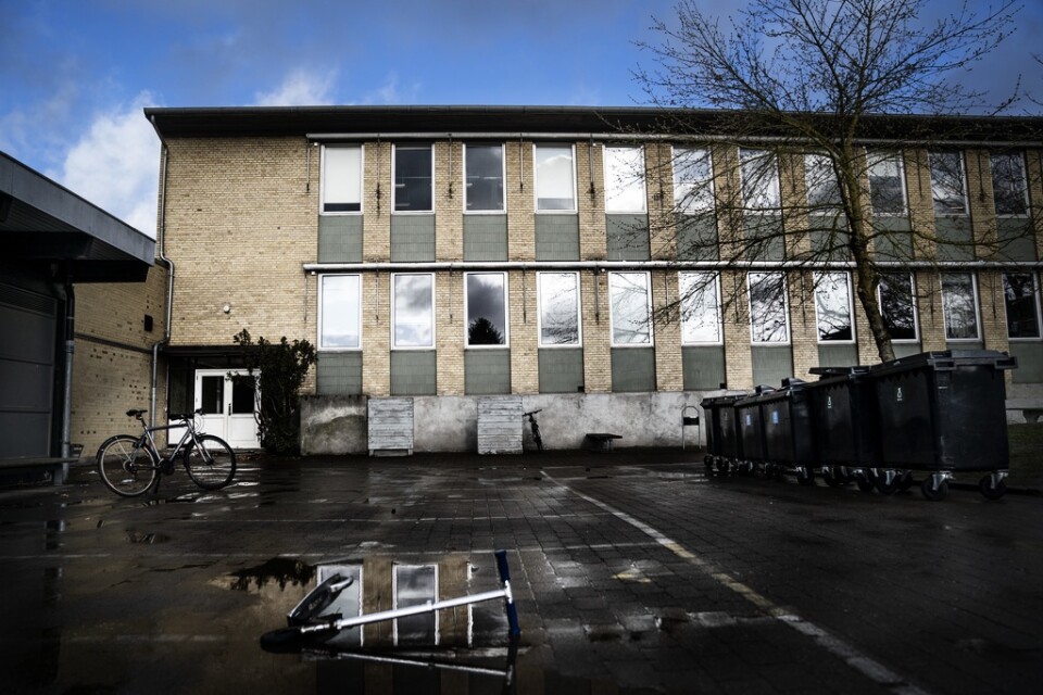 Danmark slåss mot coronaviruset, bland annat genom att stänga skolor. Bild tagen på Hareskov Skole i Hareskovby i förra veckan.