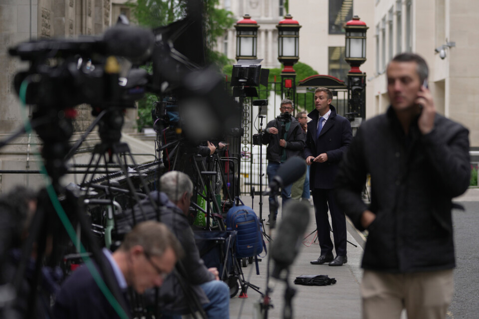 Medier väntar utanför High Court i London, där prins Harry ska vittna.