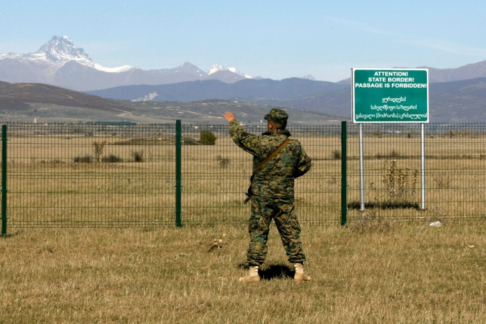 Staketet som ryska styrkor satt upp markerar enligt skylten "riksgränsen" till utbrytarrepubliken Sydossetien. Merparten av det internationella samfundet menar i stället att Ryssland gör sig skyldigt till illegal ockupation av georgiskt territorium. Arkivbild.
