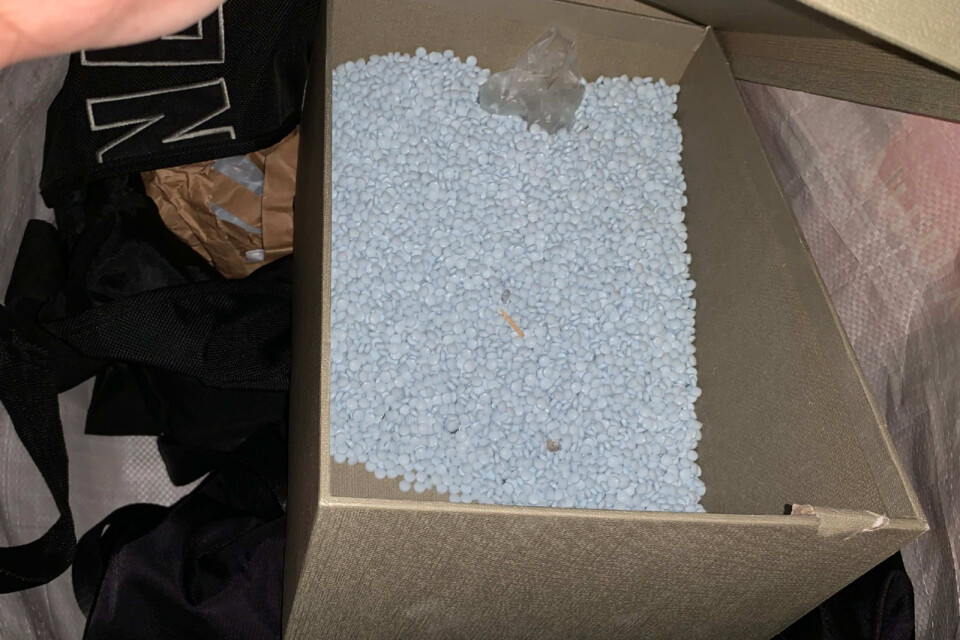 I personbilen mannen färdades i hittades en låda med tabletter i, som värderas till 400 000 kronor.