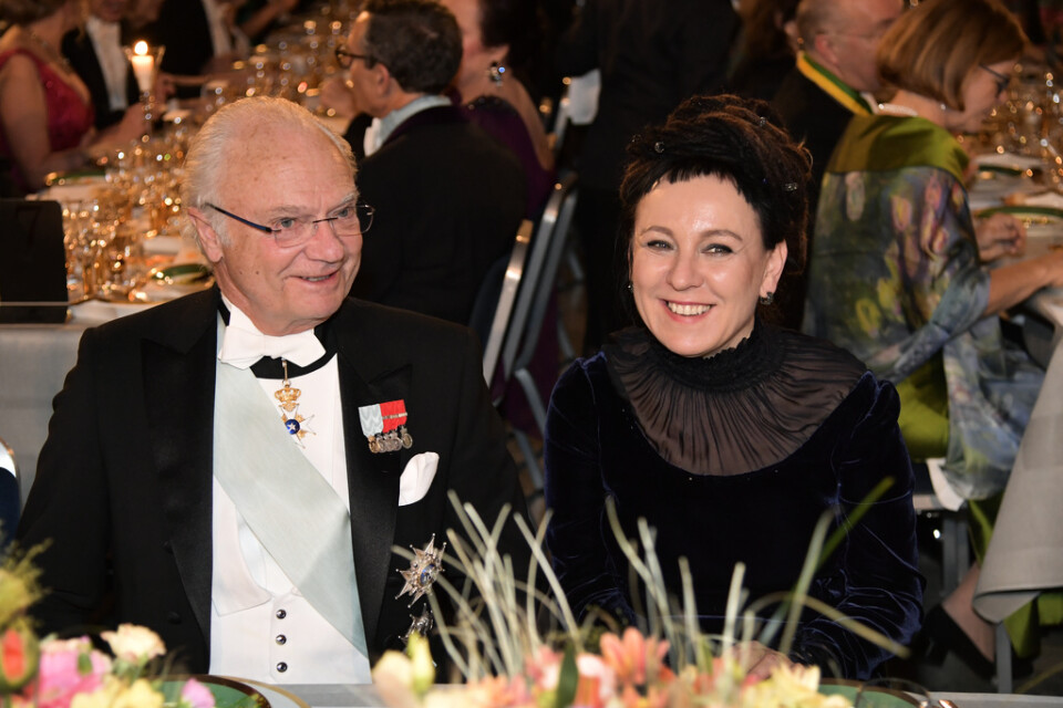 Kung Carl XVI Gustaf och litteraturpristagaren Olga Tokarczuk under Nobelbanketten i Stockholms stadshus.