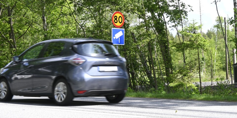 Fartkameror på väg 15 mellan Osby och Lönsboda är en säkerhetshöjande aspekt, men en ombyggnad av vägen behövs, skriver debattörerna.
