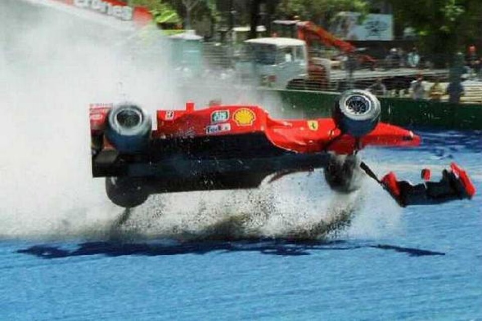 Formel 1-världsmästaren Michael Schumacher körde av i en vänsterkurva under träningen i Melbourne på fredagen. Hans Ferrari sladdade i kurvan och slog sedan runt två gånger.